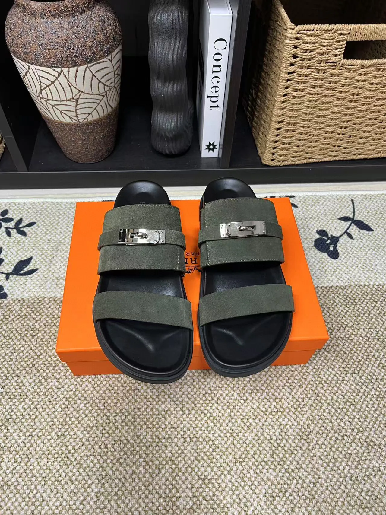 Factory price: 340💰Long-term availability Hermes men's Kazimir slippers for couples - top quality, Hermès woven calfskin functional sandals. The interwoven upper inspired by the "H" iconic pattern creates a casual look, which can be said to be a good companion for summer. Imported cowhide + cowhide lining + TU men's shoes💰Outsole Size: 35-46
